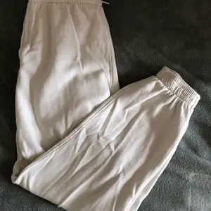 Vita byxor från H&M i storlek M. Knappt använda, så är i mycket fint skick. 