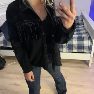 Zara jacka  - Funderar på o sälja denna snygga jacka från zara strl M sitter snyggt owersize på mig som är xs/s😍😍😅