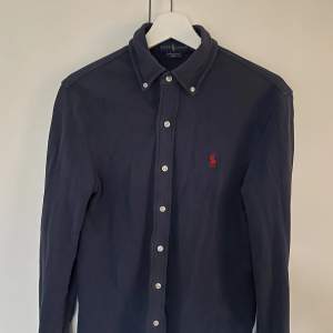 Mörkblå skjorta från Ralph Lauren i strl S (slim fit).  Nypris ca 1 199kr.  Finns på Östermalm i Stockholm. Kan postas mot förskottsbetalning. 