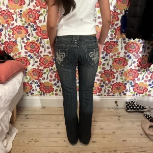 Lowwaist jeans! - Säljer dessa så fina lågmidjade jeans med coola detaljer! ❤️‍🔥 Midjemått:74cm Innerbenslängd: 76cm, pris kan diskuteras vill bara bli av med dom 