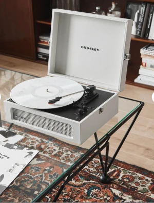 Vinylspelare  - Vinylspelare i nyskick, endast använd ett fåtal gånger.   Har inbyggd högtalare och bluetooth så den kan också användas som vanlig högtalare 🤩