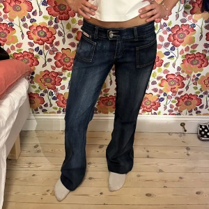 Lowwaist jeans! - Säljer dessa lågmidjade bootcut jeans som är så coola med detaljerna i på fickorna o fram och bak❤️‍🔥