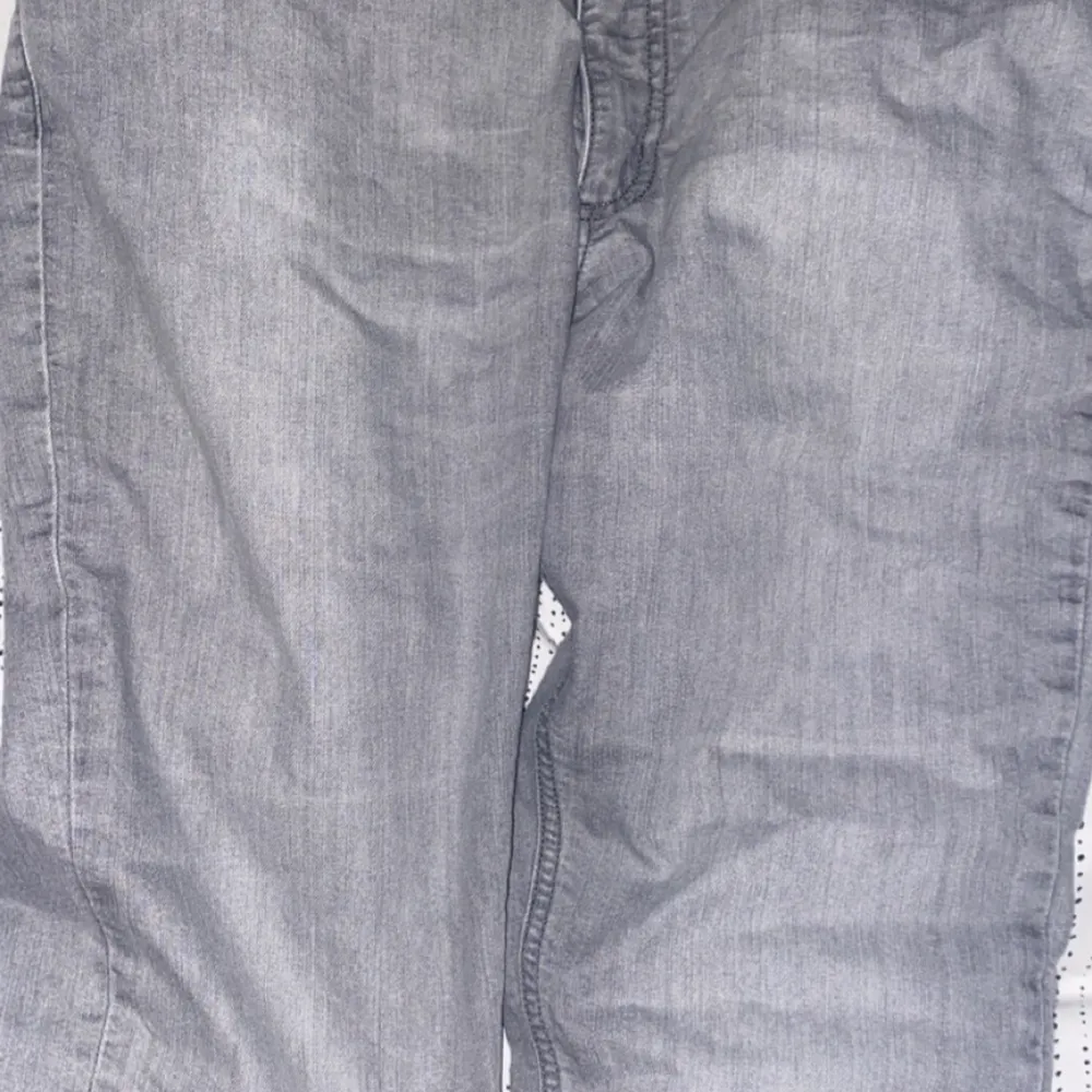 Säljer dessa superfina jeans från Gant! Säljer då de är förstora! 🫶🏼 Lowwaist bootcut, lite likt ltbs valeire! Pris går att diskutera! Skulle säga att dessa passar en 34/36/38❤️. Jeans & Byxor.