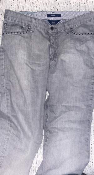 Säljer dessa superfina jeans från Gant! Säljer då de är förstora! 🫶🏼 Lowwaist bootcut, lite likt ltbs valeire! Pris går att diskutera! Skulle säga att dessa passar en 34/36/38❤️
