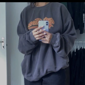 sweatshirt  - En as snygg sweatshirt köpt på urban outfitters för några år sedan som inte används. Den är brun men svår att visa det på bild. Inga defekter och väldigt oversize. (köpt för 600kr)