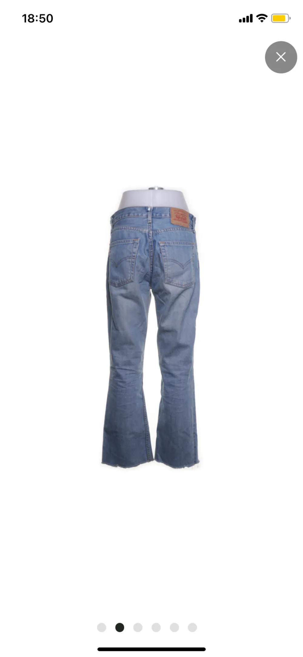 Ett par skit snygga ljusblå Levis jeans med låg midja. Lagom i längden samt storleken på mig som är 160 och brukar bära stl 36/S. Säljer då jag inte finner någon användning tyvärr. 😊. Jeans & Byxor.