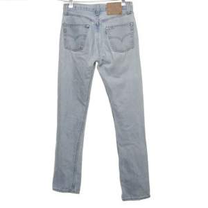 Snygga vintage Levis 501. Det är straight leg jeans med en mid rise midja. W28 L32