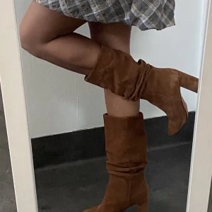 Coola klackar!! - Säljer dessa otroligt fina klackar som tyvärr inte passar på mig längre. Storlek 38 men tror jag har för breda fötter för att dessa ska passa. Så en 38 men kan vara en 37 också.😍💕färgen är brun och materiellt är mocka 