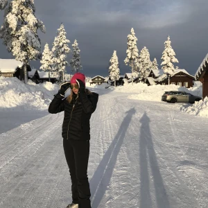Peak performance skidkläder - Säljer mina peak performance skidkläder. Både jackan och byxorna är i mycket fint skick och endast använda några gånger. Nypris 6000