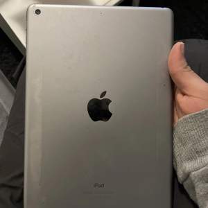 32gb iPad7 ge fungerar bra långt tid bättre 