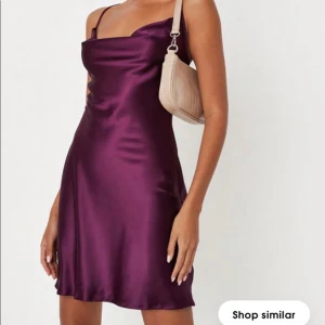 Lila Satinklänning Nyår Missguided - Supervacker satinklänning från Missguided. Perfekt till Nyår eller annan fest! Finns inte längre att köpa. Aldrig använd💓