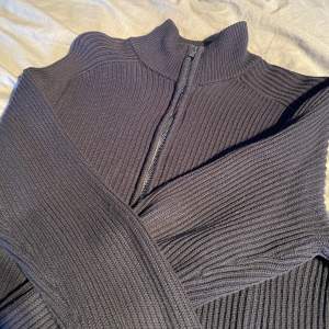 En fin stickad zip tröja, nästan aldrig använd av mig💙