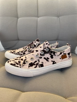 Ko mönstrade sneakers  - Fina ko mönstrade sneakers i storlek 38. Använde en gång, inte nöjd med storlek.