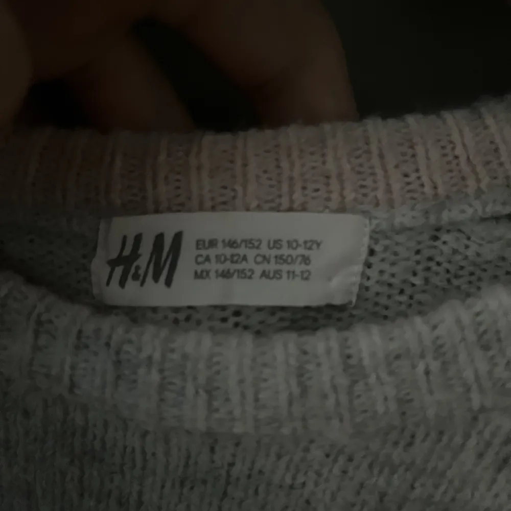 Jag säljer min gråa stickade tröja ifrån h&m. Storleken är 146/152 men jag skulle säja att den är en xs kanske tillochmed s.💗. Stickat.