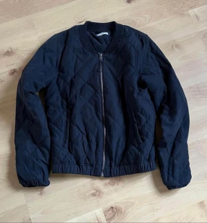 Bomberjackor  - Mörkblå bomberjacka från jacqueline de yong. Storlek small 80kr. 