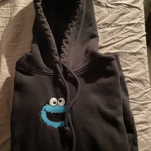 Svart hoodie  - I väldigt bra skick och använd ett fåtal gånger! Köparen står för frakt 📦