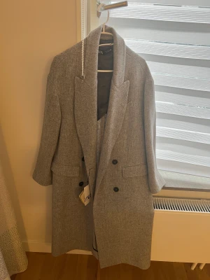 Zara Jacka - Grå lång och elegant jacka från Zara. Aldrig använt. Helt nytt. Var för stort på mig!