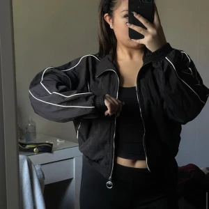 Kort bomberjacka - Perfekt tunn bomberjacka som man kan ha inomhus och utomhus :)