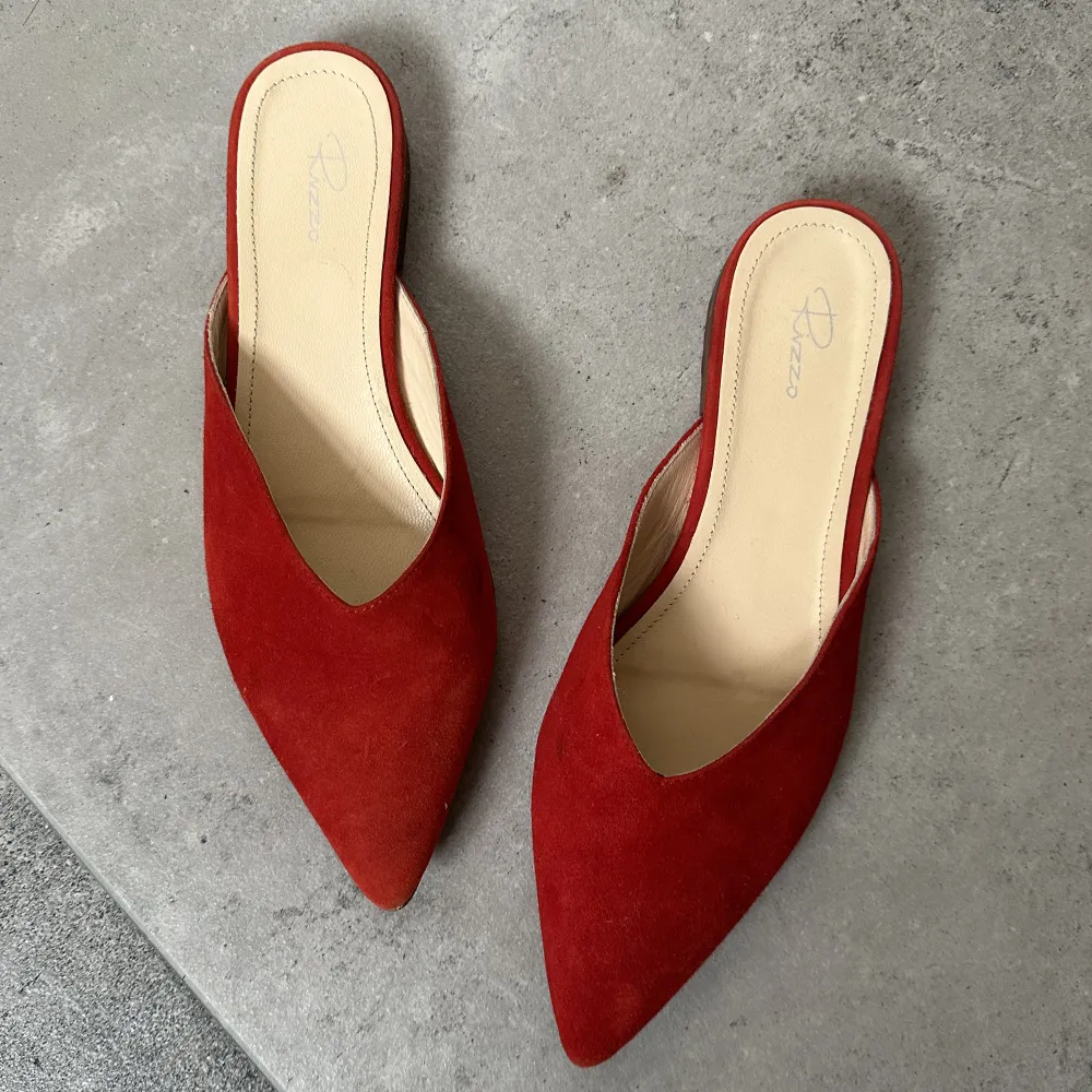 Säljer dessa såå snygga röda slip in skorna ❤️ använda två gånger💗 köpta för 1200kr. Skor.