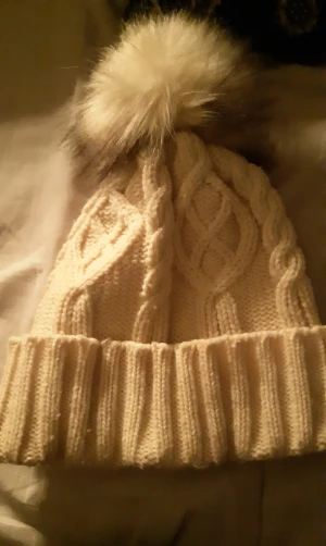 Mössa med päls boll  - Söt o varm mössa