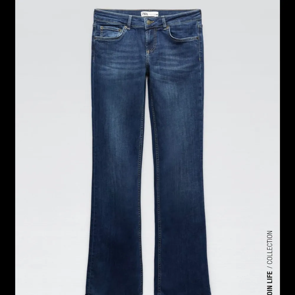 Säljer dessa jeans från zara! Dem är i strl 38 men passar mig som vanligtvis har 36🥰 dem är helt nya, endast använda 1 gång. . Jeans & Byxor.