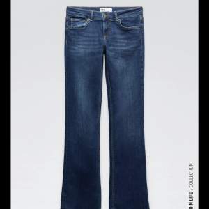 Säljer dessa jeans från zara! Dem är i strl 38 men passar mig som vanligtvis har 36🥰 dem är helt nya, endast använda 1 gång. 
