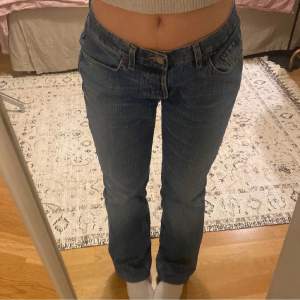 Säljer dessa lågmidjade crocker jeans som är insydda hos skräddare. Midjemått 82, innerbenslämgd 71 cm och hon på bilden är cirka 163. (bilder från förra ägaren). W31 L34