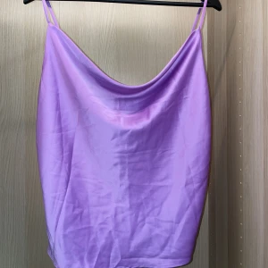 Silkes topp lila - Silkestopp med u-ringning Lila, sista bilden är samma topp bara i vit