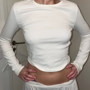 Basic långärmad tröja - En basic långärmad tröja från berskha i storleken M Säljer för 100kr💞 köparen står för frakten💞