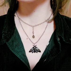 Moth necklace  - Handgjort halsband med handmålat hänge