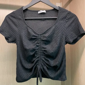 Svart topp - Med tråd, går att förkorta T-shirt liknande