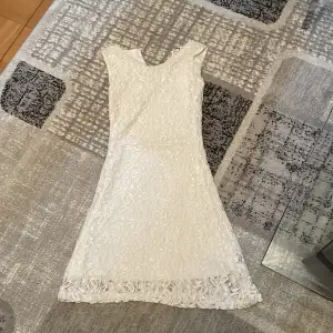 Säljer denna jättefina vita klänning med spets. Använd men fortfarande i gott skick. Säljer då den inte använda mer.