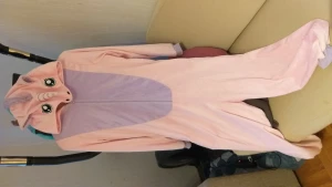 H&M enhörning överall - Enhörning mysig överall från H&M. Det finns några fläckar på mage som inte ses så myckret. XS/S 165. Stor i storleken.