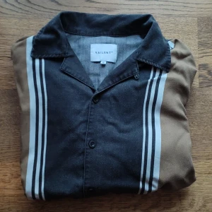 Vailent Skjorta S - Använd skjorta från vailent. Fin knapp längst upp och passar jättefint till sommaren. Säljs pga av att jag använder den knappt. Pris kan alltid diskuteras och pm om ni har frågor 💞