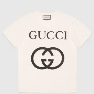 Äkta Gucci t-shirt (Ny med taggar och box) Storlek. M Oversize T-shirt with Interlocking G Nypris: 4500kr Köpt på Gucci.com 