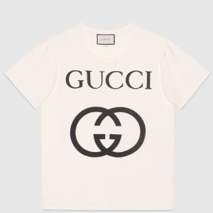 Äkta Gucci t-shirt (Ny med taggar och box) - Äkta Gucci t-shirt (Ny med taggar och box) Storlek. M Oversize T-shirt with Interlocking G Nypris: 4500kr Köpt på Gucci.com 