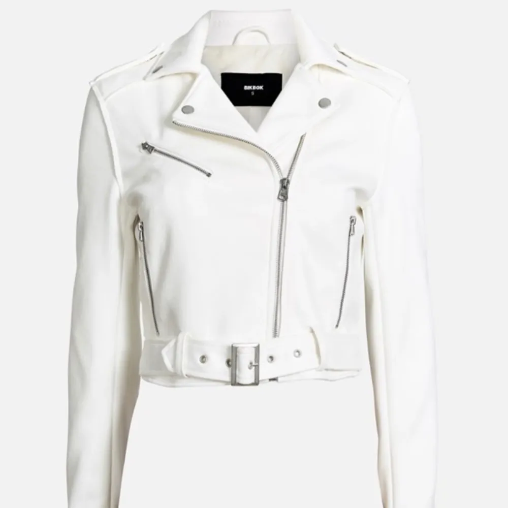 Super fin vit fake mocka jacka med silver detaljer, storlek M. Säljs eftersom den är för stor. Köpt för 600kr från Bikbok. Jackor.
