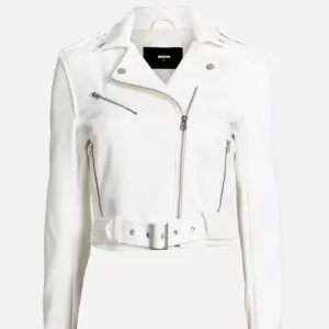 Super fin vit fake mocka jacka med silver detaljer, storlek M. Säljs eftersom den är för stor. Köpt för 600kr från Bikbok