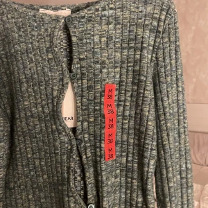 Festtopp - säljer en tänkbar festtröja jag aldrig använt då jag aldrig tyckt den passat mig så bra, passar både S och M💓🎄