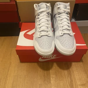 Nike Dunk Vast Grey - Säljer min helt oanvända äkta Nike Dunk High Retro Vast Grey i storlek EU 44.5. Köpta från Snkrs appen, kommer med kartong, kvitto och allt. Skriv privat för mer info! Pris går att diskutera!