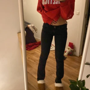 Svarta lågmidjade jeans  - Lågmidjade svarta jeans har använt en gång, väldigt snygga om man stylar rätt och bra i längden 199kr+frakt 