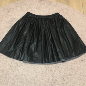 Kjol - Jättefin kjol i syntet-läder från monki. Använd endast en gång.