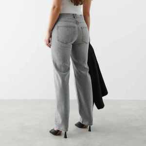 Low waist jeans - Gråa lågmidjade jeans från Gina tricot, knappt använda