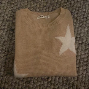 Stjärn tjocktröja  - En fin tjocktröja med stjärnor på från Shein. Aldrig använd. I storlek 11-12 år dock ganska liten i storleken   Färg:  ljus rosa och vita stjärnor❤️  