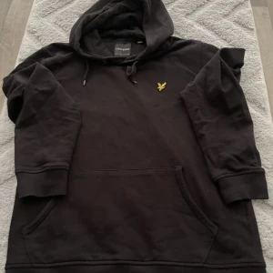 Lyle & Scott hoodie i storlek M  - Köpt från boozt, för 400 kr. Säljer den pågrund av att jag behöver pengarna till något annat. Den passar in bra och det är inget fel på den. De är i ett väldigt bra skick, så att man kan tro att den är nyköpt. Köpte den för en månad sedan. 