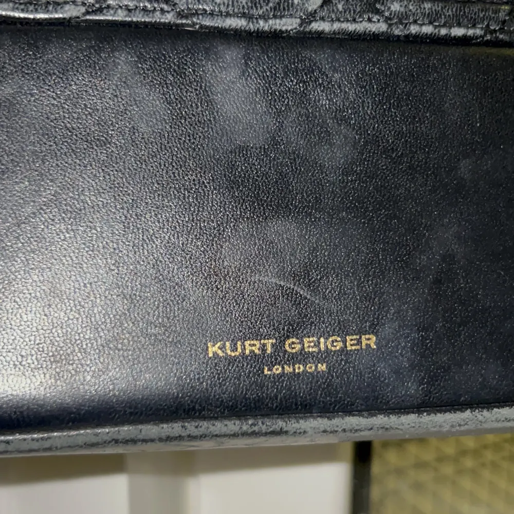 Säljer min Kurt Geiger väska i svart och guld för 1000 kr, original priset är 3276 kr. 💗 Den är lite sliten och har ett litet hål i vänstra hörnet men inget som jag tänker på. 💗 Köparen står för frakten! Jag kan mötas upp. 💗. Väskor.