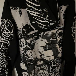 Svart Waxhoodie Grafisk - Säljer denna då jag inte använder längre. Det är både broderat och tryck. Den är XL men sitter som en L skulle jag säga. 