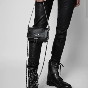 Zadig Voltaire väska - Säljer denna super snygga väska från Zadig, har används i flera år men säljs pga att den inte kommer till användning längre. Kvitto och dustbag finns kvar! Den är i bra skick men den lilla kedja är något sliten (se sista bilden). Köparen står för frakten!