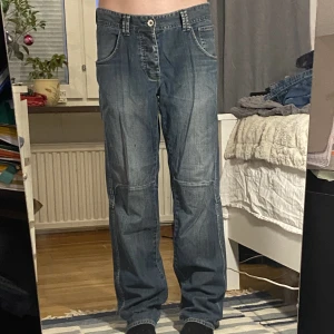 baggy Jeans - Storlek 34, midjemåttet är ca 86cm Möts upp i sthlm