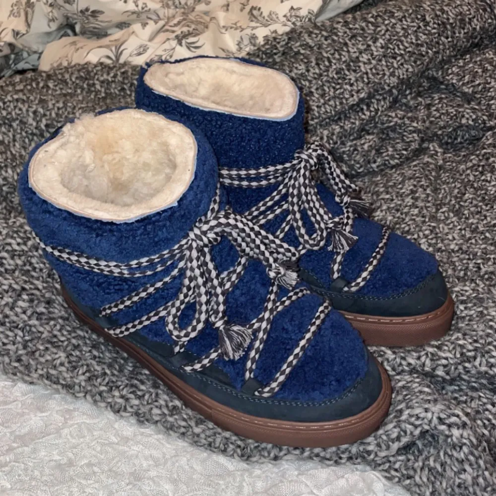 Jättefina blåa inuikii från förra vintern, superbra skick!! Världens varmaste o skönaste skor 🤍🤍 nypris över 4000 tusen jag säljer dom för 1500 kr🫶🏼. Skor.